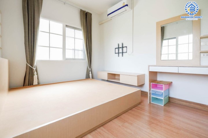 *****ทาวน์เฮ้าส์มือสองย่านกรุงเทพมหานคร ม.โกลเด้นทาวน์2 ลาดพร้าว-เกษตรนวมินทร์ หลังมุม! เนื้อที่กว้างขวางถึง 36 ตร.ว. ฟังก์ชันจัดเต็ม 4 ห้องนอน 3 ห้องน้ำ 2 ที่จอดรถ บ้านใหม่ บิวท์อินพร้อมอยู่ บนทำเลแห่งการเดินทาง ใกล้รถไฟฟ้าในอนาคตสายสีเหลือง "สถานีบางกะปิ" และทางด่วน "รามอินทรา-อาจณรงค์"